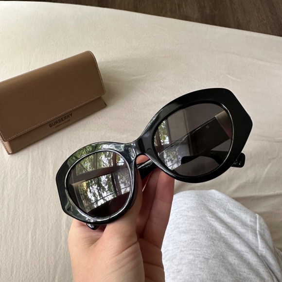 BURBERRY Sophia Dark Grey Cat Eye Ladies Sunglasses Item No. BE4361F 300187 51 - Picture 2 of 5